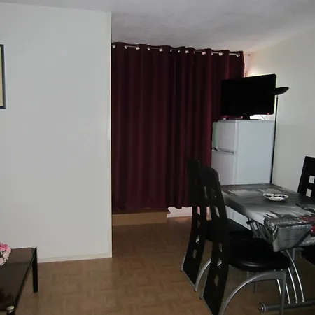 With One Bedroom In Canet-en-roussillon, With Wonderful Moun
